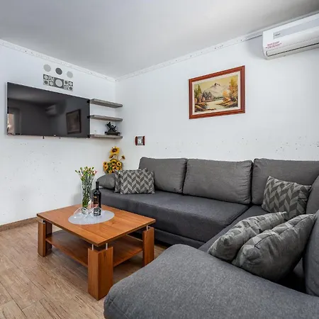 Gorgeous Apartment In Baderna With Jacuzzi