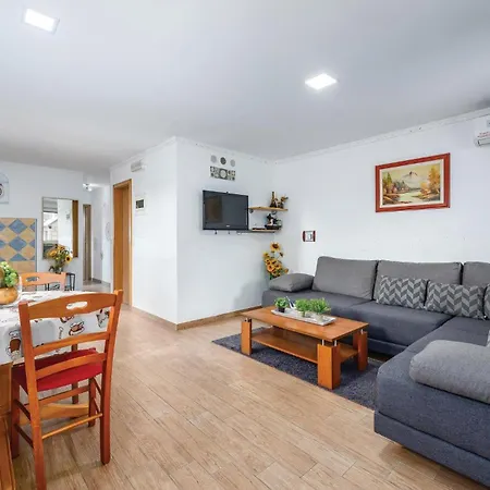 Gorgeous Apartment In Baderna With Jacuzzi * Baderna